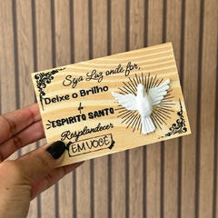 Enfeite Madeira Pinus 12cm - Seja Luz, Espírito Santo