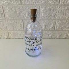 Garrafa de Vidro 500ml com LED - Nada É Tão Nosso Quanto Nossos Sonhos - loja online