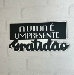 Placa Decorativa MDF Relevo 29cm - A Vida é Um Presente, Gratidão na internet