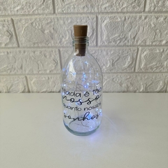 Garrafa de Vidro 500ml com LED - Nada É Tão Nosso Quanto Nossos Sonhos na internet