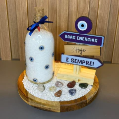 Altar Proteção Hoje e Sempre 22cm - Garrafa Amuleto, Placa Boas Energias, Kit 7 Chakras e Jardim Zen Madeira Teca - MARA ROCHA DECORAÇÃO