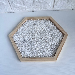 Jardim Zen Hexágonal Madeira Pinus - 20cm - MARA ROCHA DECORAÇÃO