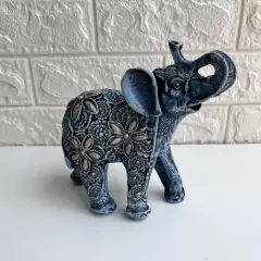 Elefante Médio em Resina 17 cm - Flor Azul - MARA ROCHA DECORAÇÃO