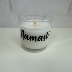 Porta Vela Vidro Grande 250ml - Namastê + Vela Aromática Capim Limão - MARA ROCHA DECORAÇÃO