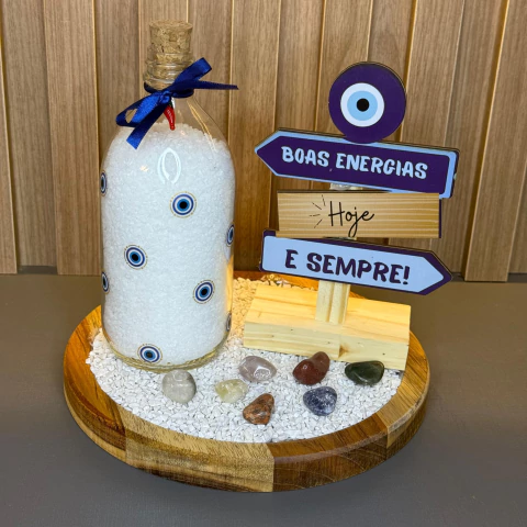 Altar Proteção Hoje e Sempre 22cm - Garrafa Amuleto, Placa Boas Energias, Kit 7 Chakras e Jardim Zen Madeira Teca