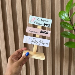 Placa de Mesa MDF e Pinus 18cm - Páscoa...É tempo de Celebrar a Vida - comprar online