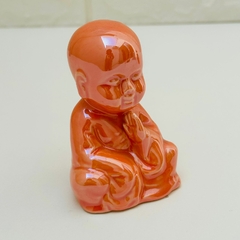 Buda em Cerâmica 9cm Prece - Laranja - MARA ROCHA DECORAÇÃO