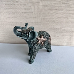 Elefante Médio em Resina 17 cm - Flor Verde - MARA ROCHA DECORAÇÃO