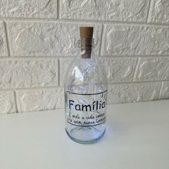 Garrafa de Vidro 500ml com LED - Família É Onde A Vida Começa - comprar online