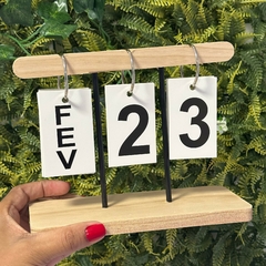 Calendário Permanente de Mesa Pinus 20cm - Plaquinhas Diárias