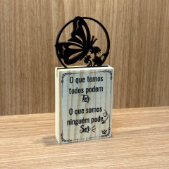 Enfeite Madeira Pinus 13cm - O Que Temos Todos Podem Ter... - comprar online