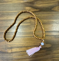 Japamala com Contas em Madeira 45cm - Quartzo Rosa - MARA ROCHA DECORAÇÃO