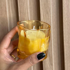 VELA AROMÁTICA NO COPO ELEGANCE AMARELO 8X8CM - Doce Serenidade - comprar online