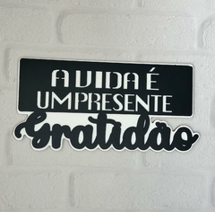 Placa Decorativa MDF Relevo 29cm - A Vida é Um Presente, Gratidão - MARA ROCHA DECORAÇÃO