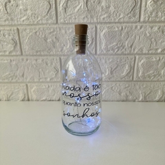 Garrafa de Vidro 500ml com LED - Nada É Tão Nosso Quanto Nossos Sonhos - MARA ROCHA DECORAÇÃO