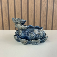 Incensário Cascata em Resina 9cm - Lótus Azul - MARA ROCHA DECORAÇÃO