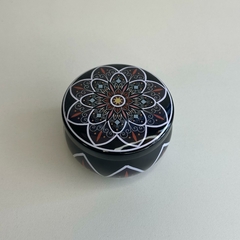 Vela Decorativa na Lata - Mandala Preta - MARA ROCHA DECORAÇÃO