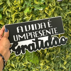 Placa Decorativa MDF Relevo 29cm - A Vida é Um Presente, Gratidão - comprar online