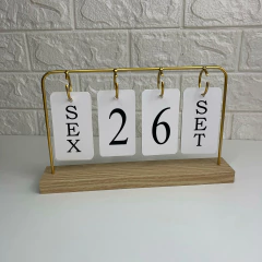 Calendário Permanente de Mesa MDF e Metal Dourado 20cm - Plaquinhas Diárias - comprar online