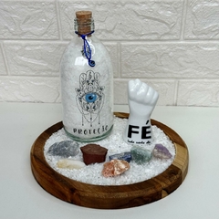 Kit FÉ TODO SANTO DIA (4 itens) - Jardim Zen Teca, Garrafa Amuleto Hamsá, Kit 7 Chakras Bruto, Figa Fé Todo Santo - MARA ROCHA DECORAÇÃO
