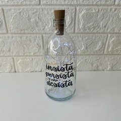 Garrafa de Vidro 500ml com LED - Insista, Persista e Não Desista na internet