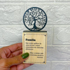 Enfeite Madeira Pinus 15cm - Árvore | Família - MARA ROCHA DECORAÇÃO