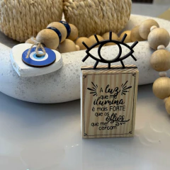 Enfeite Madeira Pinus 15cm - Olho Grego | A luz - comprar online