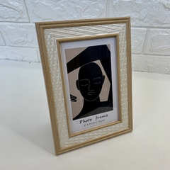 Porta Retrato MDF Trama 19cm - Castanho Claro e Marfim - MARA ROCHA DECORAÇÃO