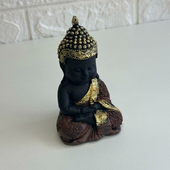 Buda Tibetano em Resina 12cm Marrom e Dourado - Mantra - MARA ROCHA DECORAÇÃO