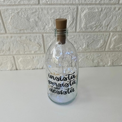 Garrafa de Vidro 500ml com LED - Insista, Persista e Não Desista - MARA ROCHA DECORAÇÃO