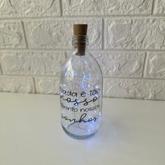Garrafa de Vidro 500ml com LED - Nada É Tão Nosso Quanto Nossos Sonhos - comprar online