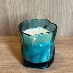 VELA AROMÁTICA NO COPO ELEGANCE AZUL 8X8CM - Doce Harmonia - MARA ROCHA DECORAÇÃO