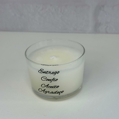Porta Vela Vidro Pequeno 140ml - Entrego, Confio, Aceito, Agradeço + Vela Aromática Bambu - MARA ROCHA DECORAÇÃO