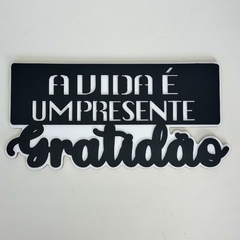 Placa Decorativa MDF Relevo 29cm - A Vida é Um Presente, Gratidão