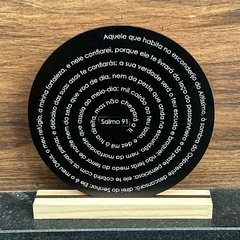 Enfeite de Mesa MDF Redondo 20cm Preto - Salmo 91 - MARA ROCHA DECORAÇÃO
