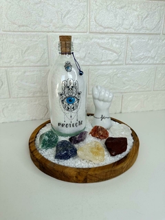 Kit ENERGIA ZEN (4 itens) - Jardim Zen Teca, Garrafa Amuleto Hamsá, Kit 7 Chakras Bruto, Figa Fé