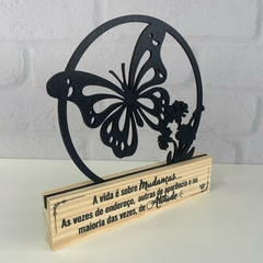 Enfeite de Mesa MDF e Pinus 18cm - A vida é sobre Mudanças na internet