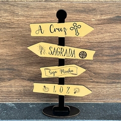 Setas de Mesa MDF 25cm - A Cruz Sagrada Seja Minha Luz (Amarelo) - MARA ROCHA DECORAÇÃO