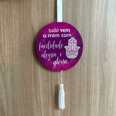 Pingente de Porta MDF 37cm - Hamsá Pink "Tudo Vem a Mim com Facilidade, Alegria e Glória" - MARA ROCHA DECORAÇÃO