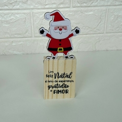 Enfeite Madeira Natalino Pinus e aplique Papai Noel - "Um Feliz Natal,,." - MARA ROCHA DECORAÇÃO