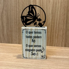 Enfeite Madeira Pinus 13cm - O Que Temos Todos Podem Ter... na internet