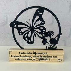 Enfeite de Mesa MDF e Pinus 18cm - A vida é sobre Mudanças - comprar online