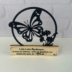 Enfeite de Mesa MDF e Pinus 18cm - A vida é sobre Mudanças - MARA ROCHA DECORAÇÃO