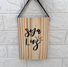 Placa Decorativa Madeira Alça Courino - Seja Luz - MARA ROCHA DECORAÇÃO