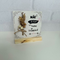 Enfeite de Mesa MDF e Pinus 13,5cm - Mãe é Flor - comprar online