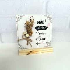 Enfeite de Mesa MDF e Pinus 13,5cm - Mãe é Flor - MARA ROCHA DECORAÇÃO