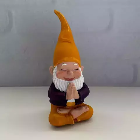 Gnomo da Sorte Gorro Amarelo e Roupinha Roxo em Gesso 18cm - comprar online