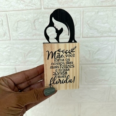 Enfeite Madeira Pinus 15cm - Mãe|Mãe você torna nosso dias mais felizes - comprar online