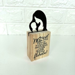Enfeite Madeira Pinus 15cm - Mãe|Mãe você torna nosso dias mais felizes - MARA ROCHA DECORAÇÃO