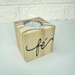 Porta Vela Madeira Pinus Cubo 6,5cm - Fé - MARA ROCHA DECORAÇÃO